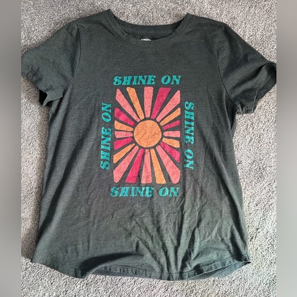 Sonoma tshirt in grey with print on front. Size small - Picture 3 of 3
